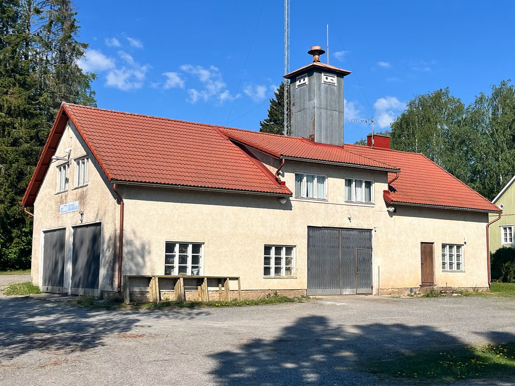 Kuva Maskun vanhasta paloasemasta aurinkoisella säällä kesällä.